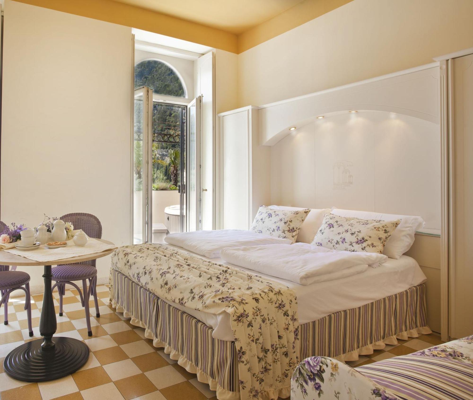 Bellavista Lakefront Hotel & Apartments Riva del Garda Exterior photo